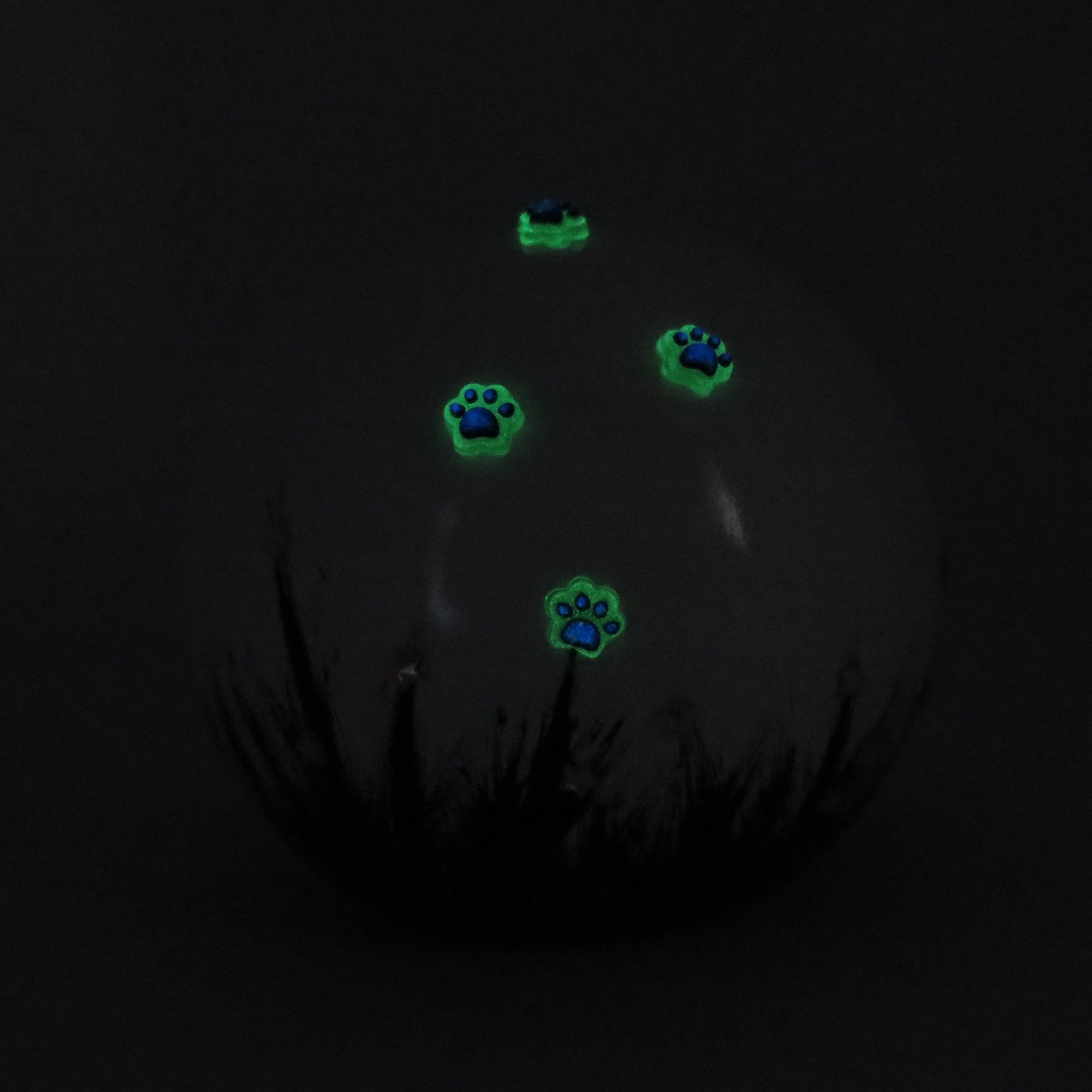 weiße tierurne in kugelform mit 3d applikationen die im dunkeln leuchten