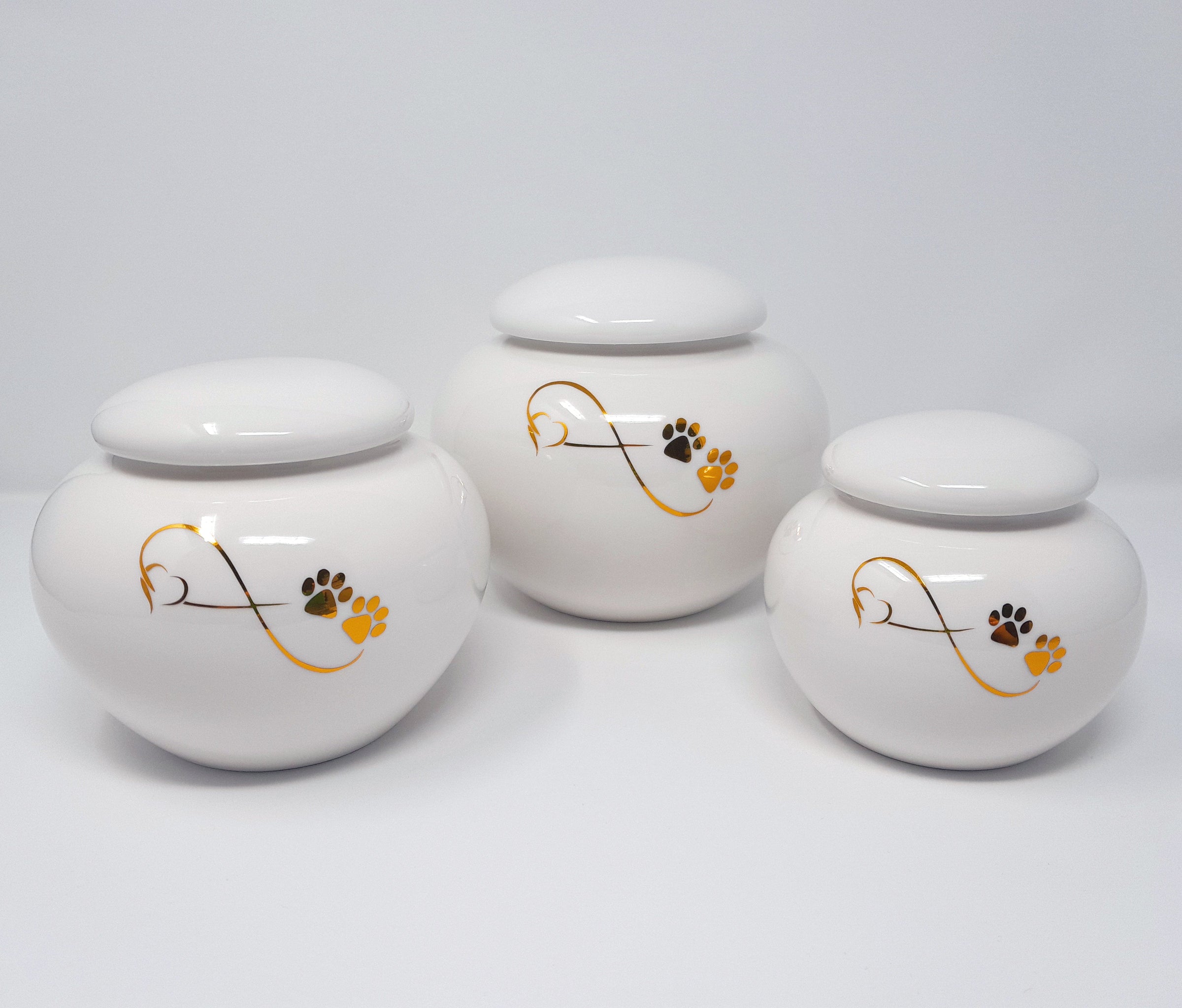 Tierurne in moderner Vasenform mit goldener Endlose Liebe Symbol