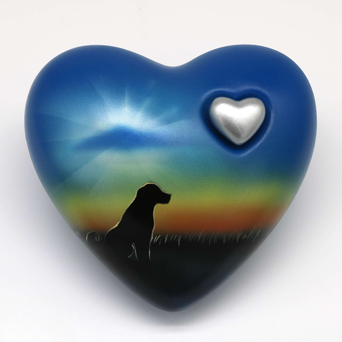 Tierurne in Herzform mit einem Hund auf dem Feld bemalt