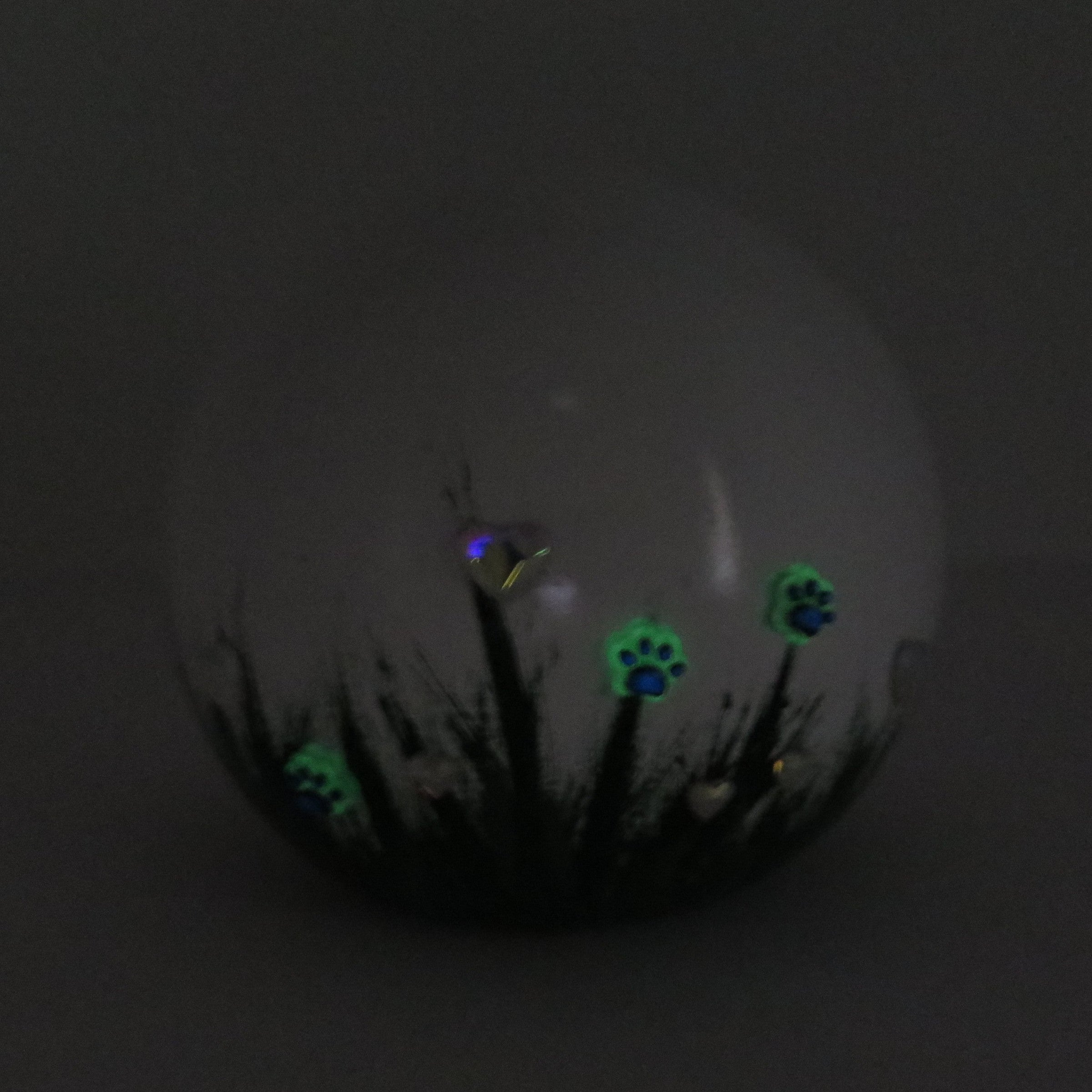 weiße tierurne in kugelform mit 3d applikationen die im dunkeln leuchten