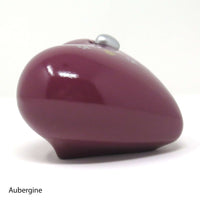 Tierurne in Herzform mit einer Pfötchenspur bemalt Aubergine