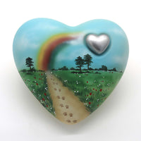 Tierurne in Herzform mit Blumenwiese und Regenbogen bemalt