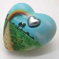 Tierurne in Herzform mit Blumenwiese und Regenbogen bemalt
