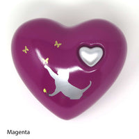 Katzenurne in Herzform mit aufgemalter Katze und Schmetterlingen Magenta