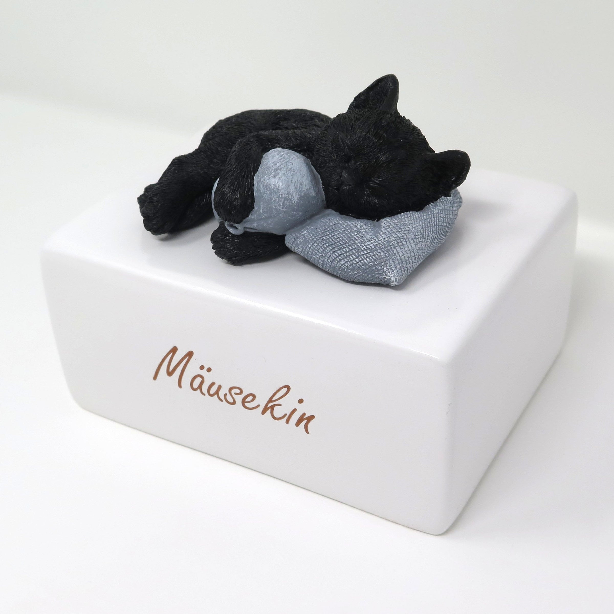 Schlafende Katze auf Urne