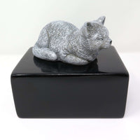 Katzenurne mit Figur einer schlafenden Katze