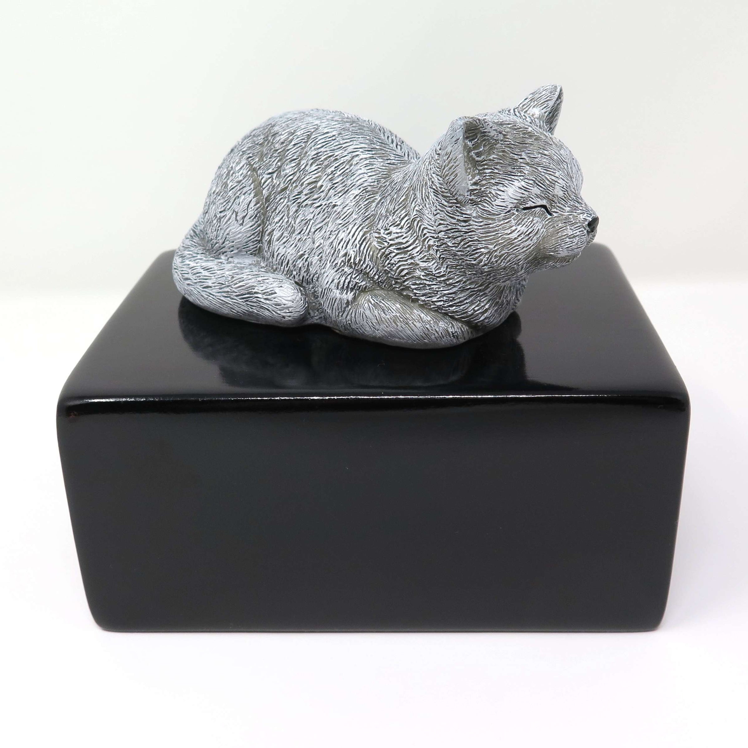Katzenurne mit Figur einer schlafenden Katze