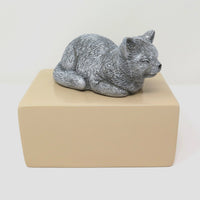 Katzenurne mit Figur einer schlafenden Katze