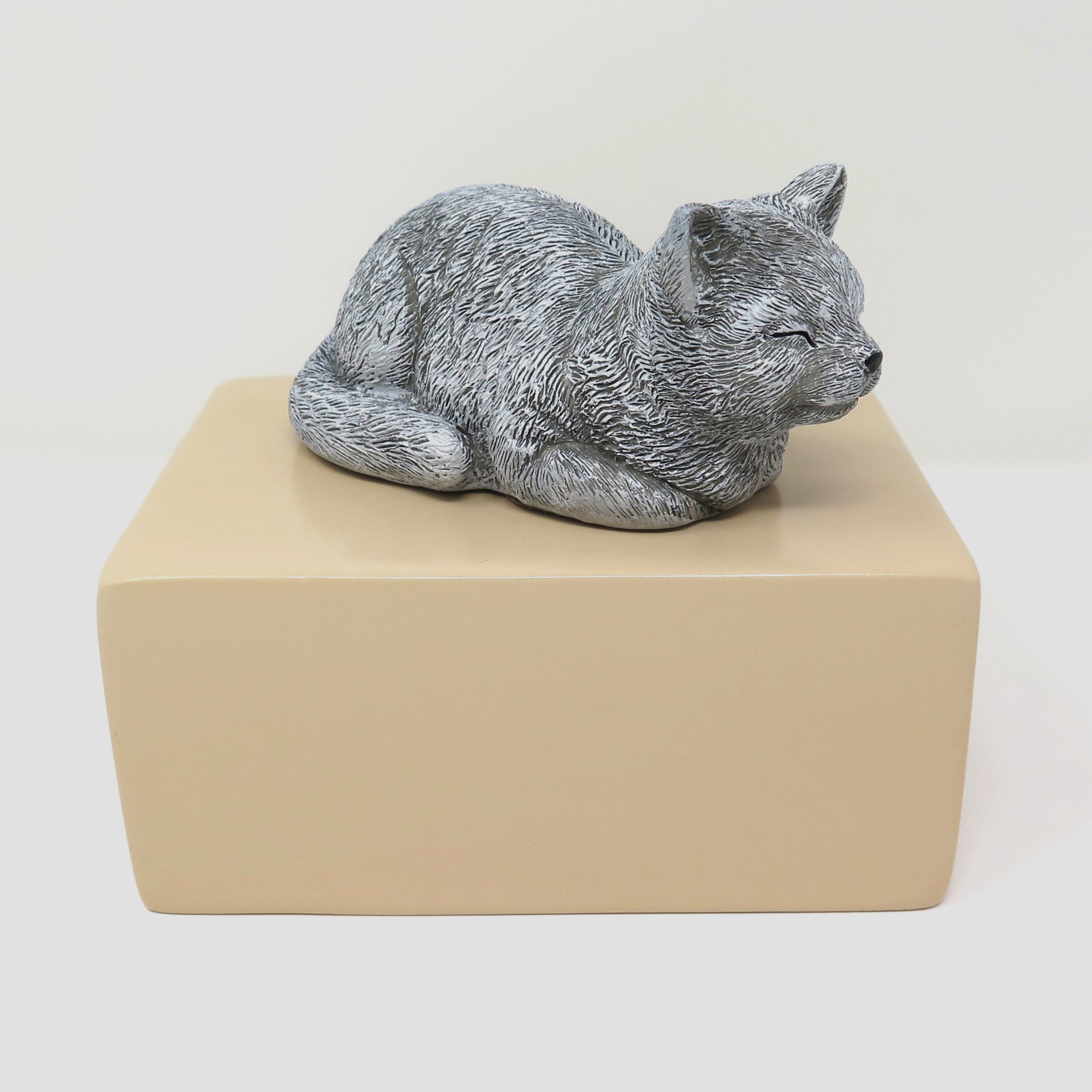 Katzenurne mit Figur einer schlafenden Katze