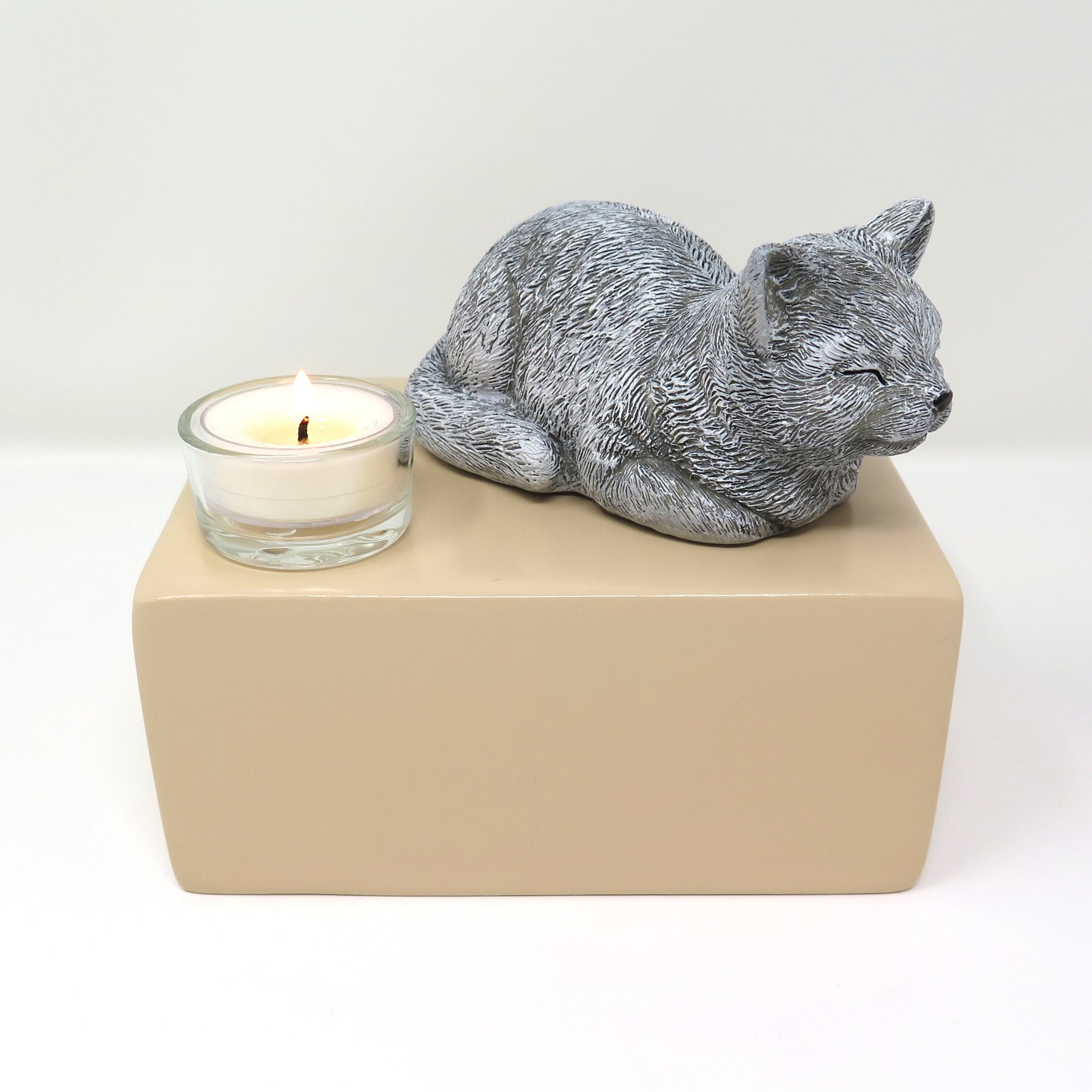 Katzenurne mit Figur einer schlafenden Katze mit Teelicht