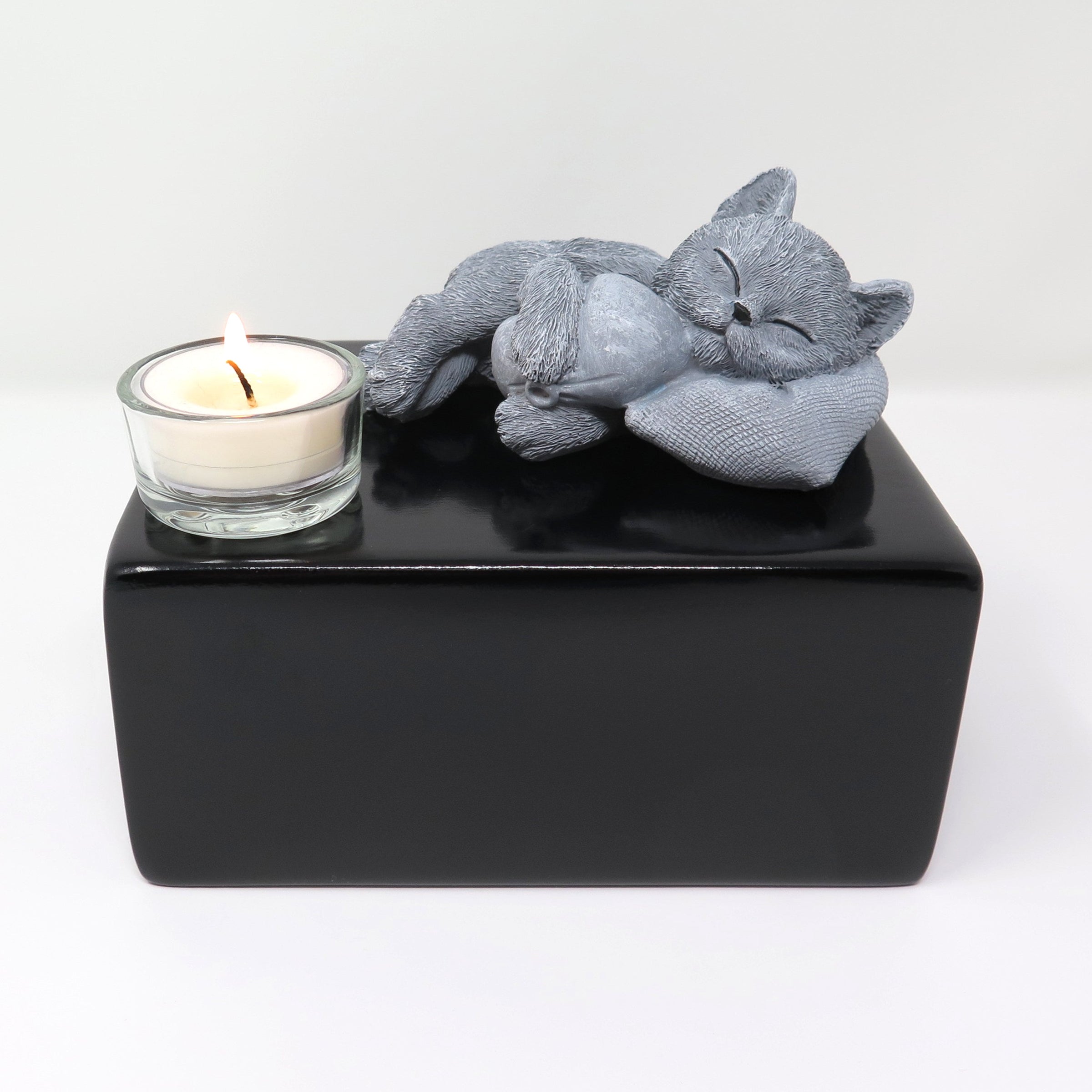 Katzenurne mit Figur einer schlafenden Katze mit Teelicht