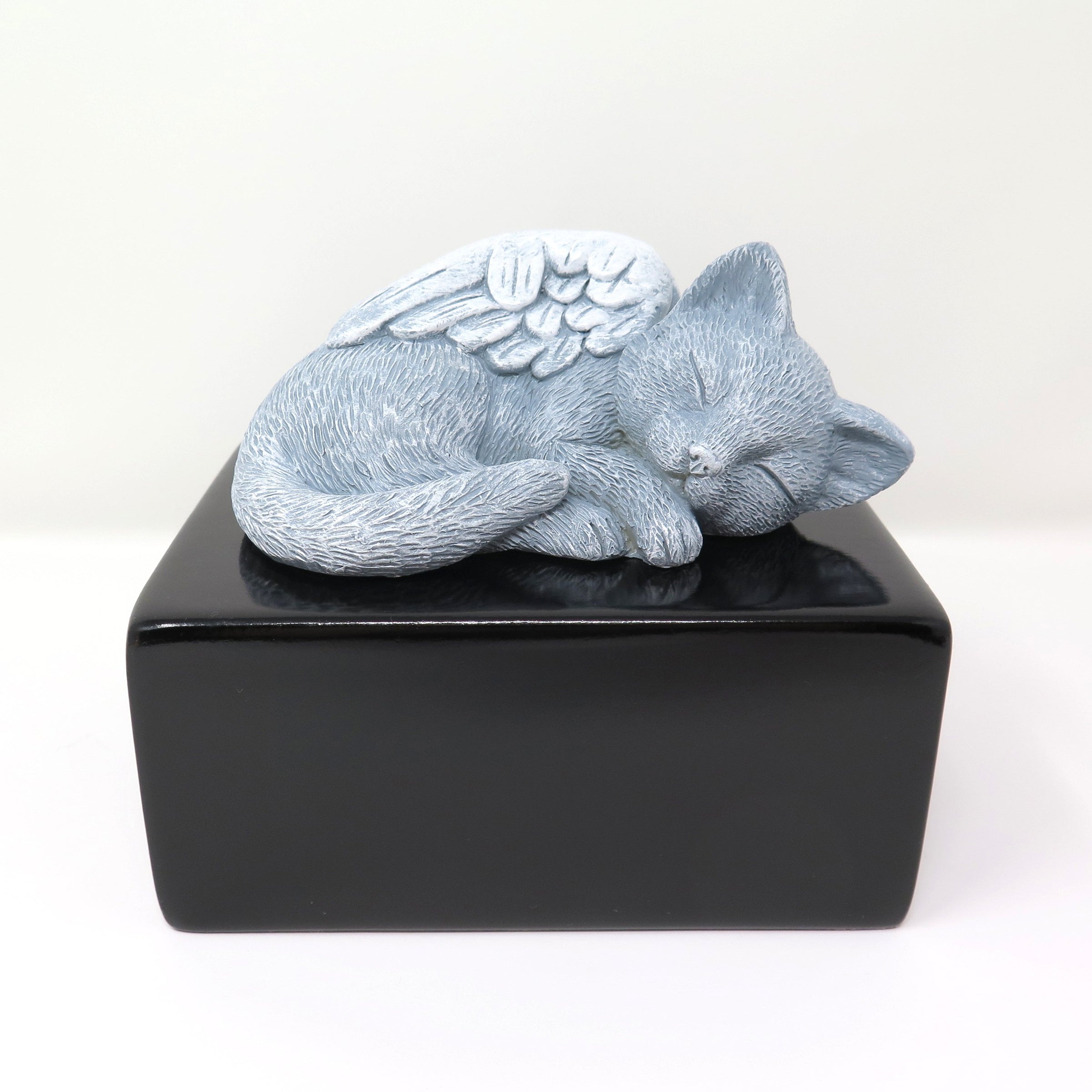 Katzenurne mit Figur einer schlafenden Katze