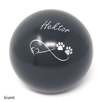 Tierurne in Kugelform mit einem Endlose Liebe Symbol bemalt Granit