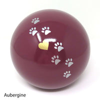 Tierurne in Kugelform mit einer Pfötchenspur und einem kleinen Herzchen bemalt Aubergine