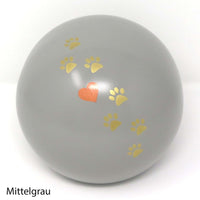 Tierurne in Kugelform mit einer Pfötchenspur und einem kleinen Herzchen bemalt Mittelgrau