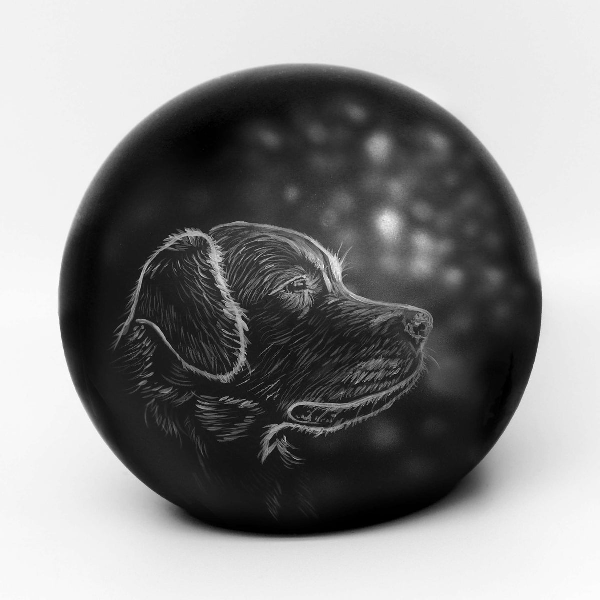 Hundeurne in Kugelform mit Hundemotiv
