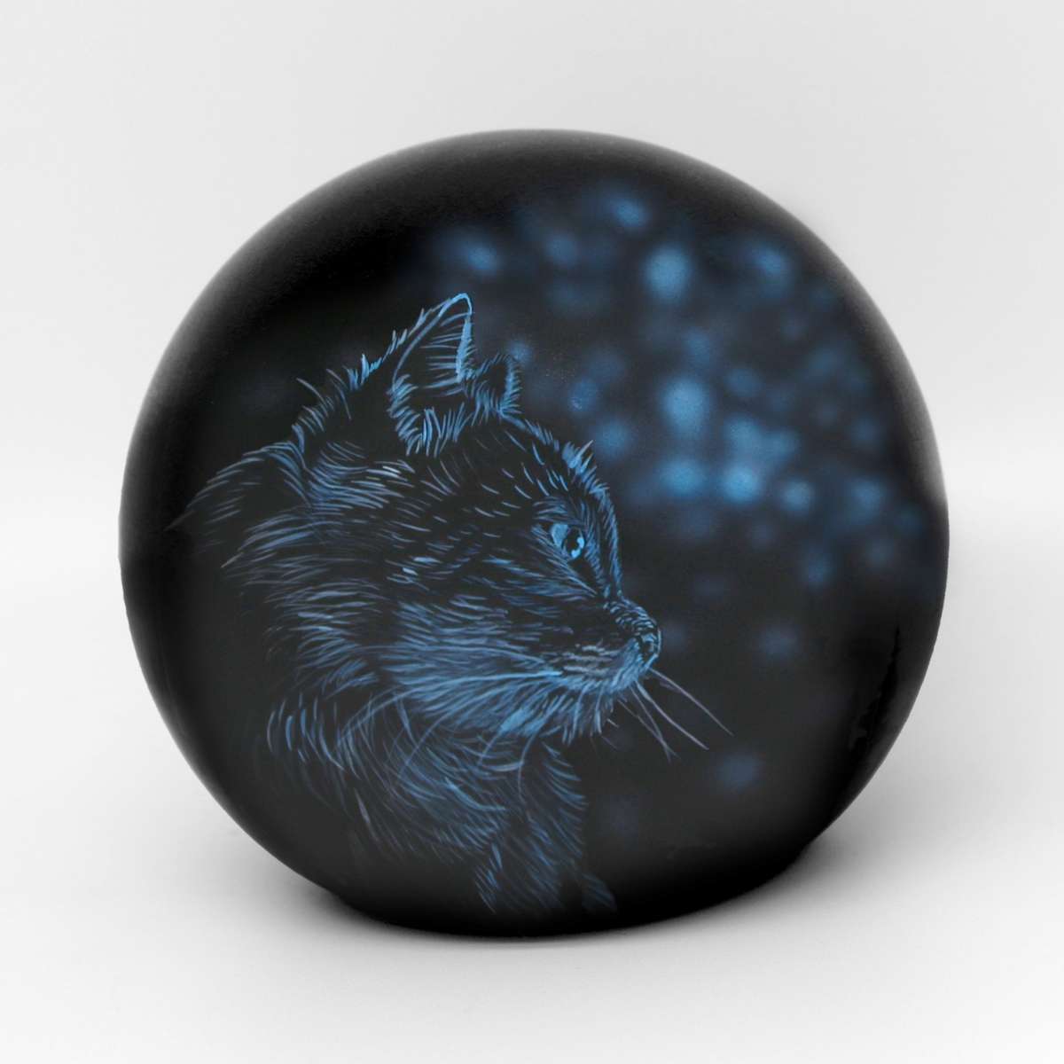 Schwarze Katzenurne in Kugelform und Katzenmotiv