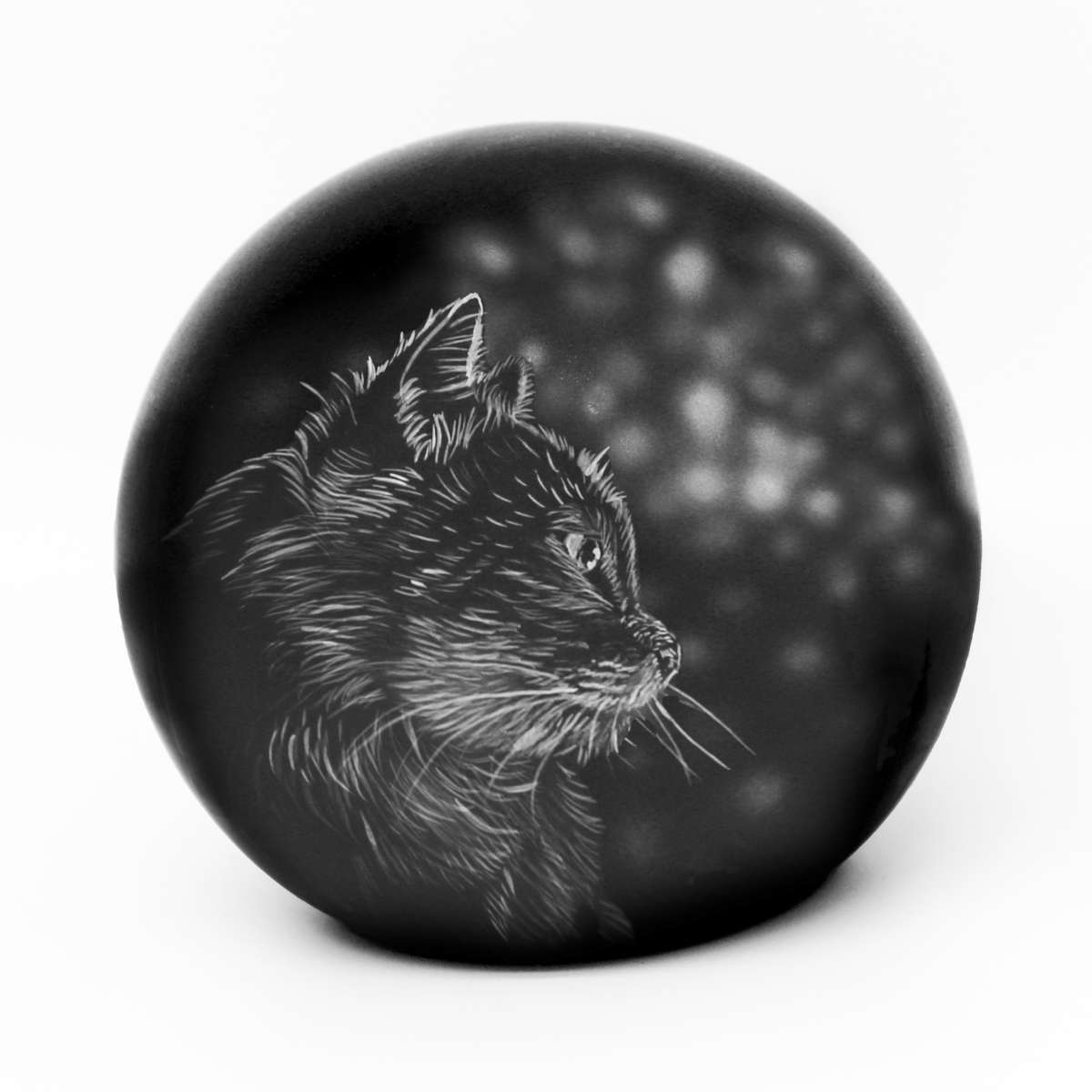 Schwarze Katzenurne in Kugelform und Katzenmotiv