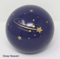 Tierurne in Kugelform mit einer Sternschnuppe und Sternen bemalt Deep Heaven