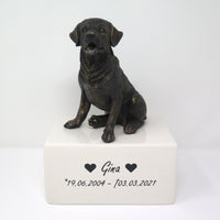 Labrador Urne mit sitzender Labradorfigur