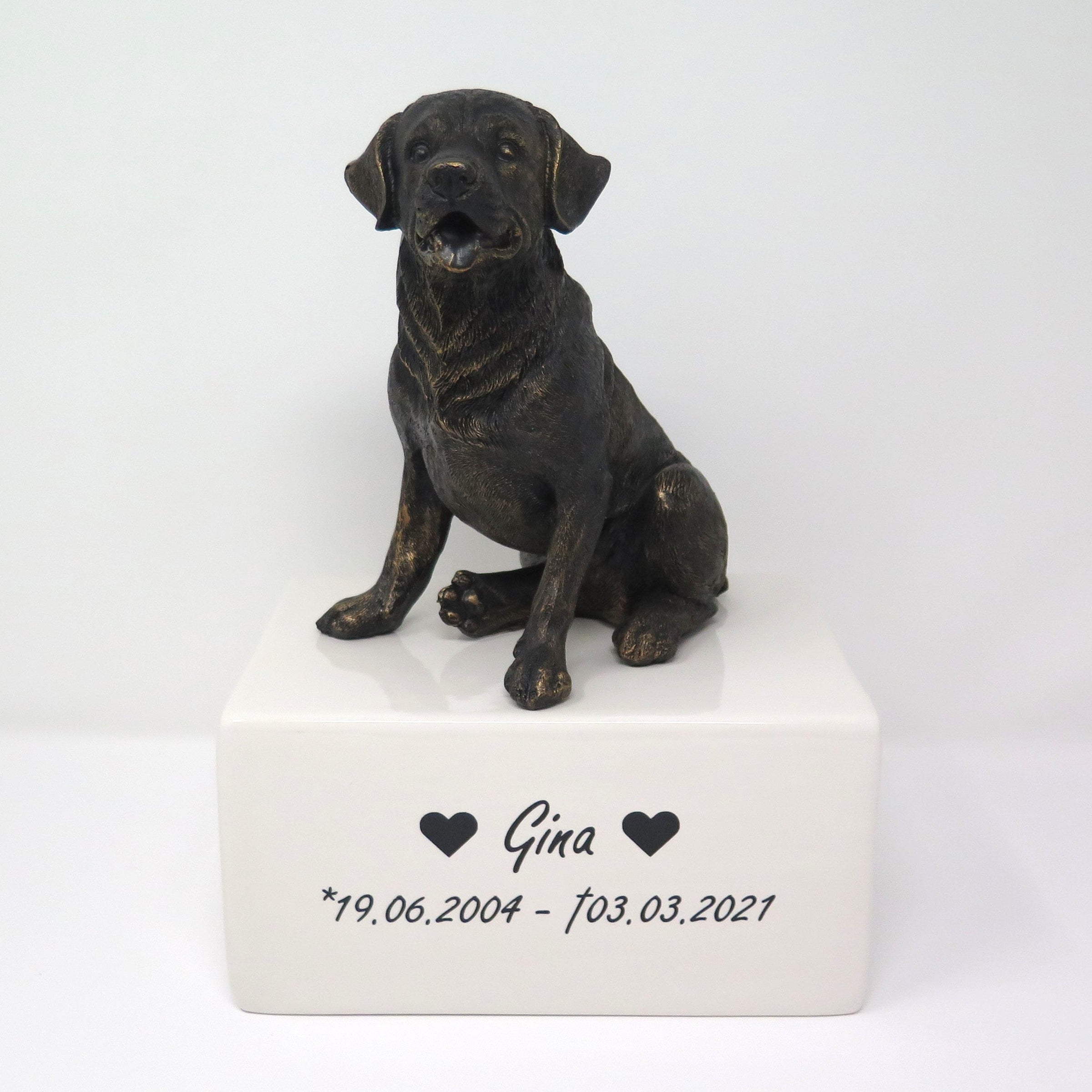 Labrador Urne mit sitzender Labradorfigur