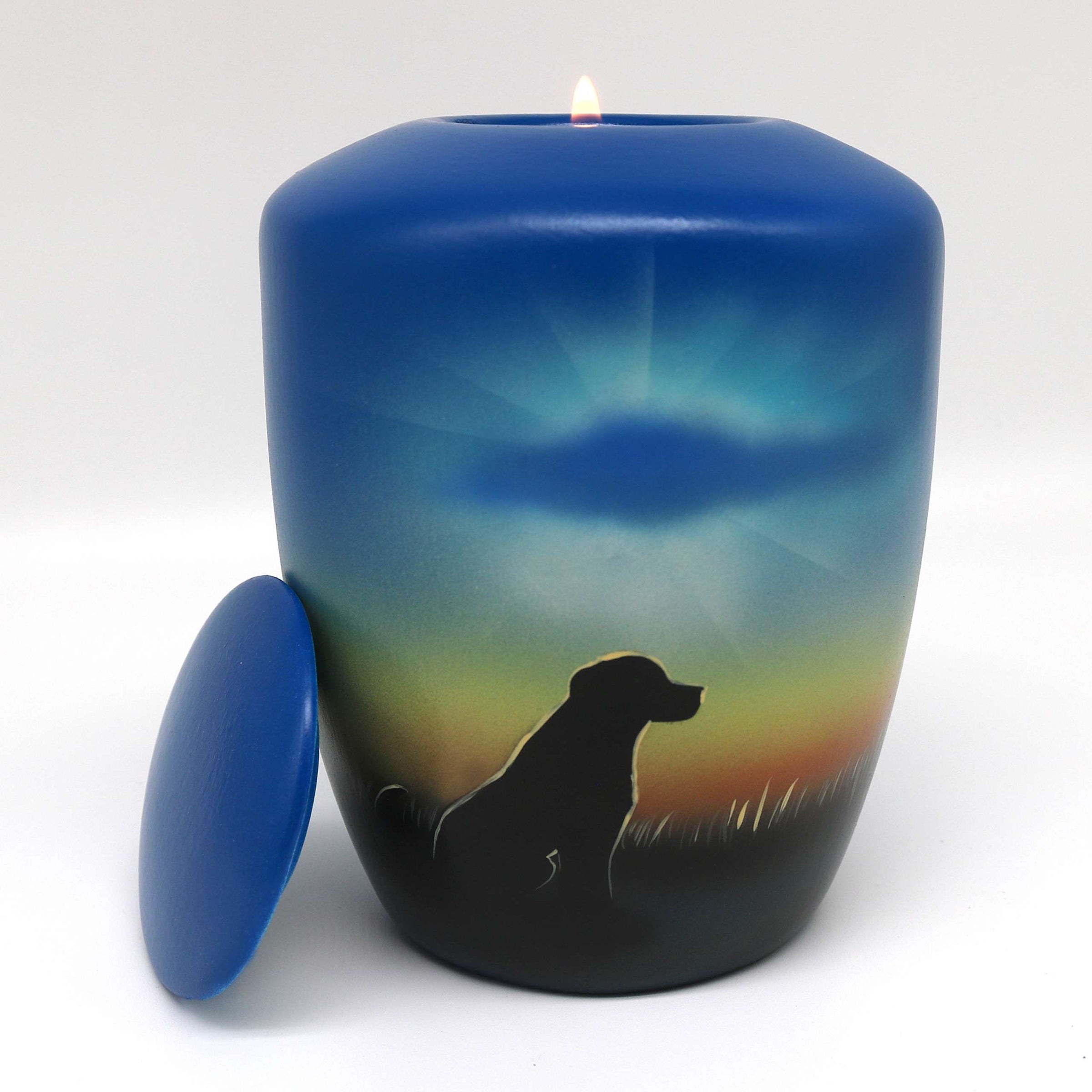Hundeurne mit Teelichteinsatz und einem Hund auf dem Feld bemalt
