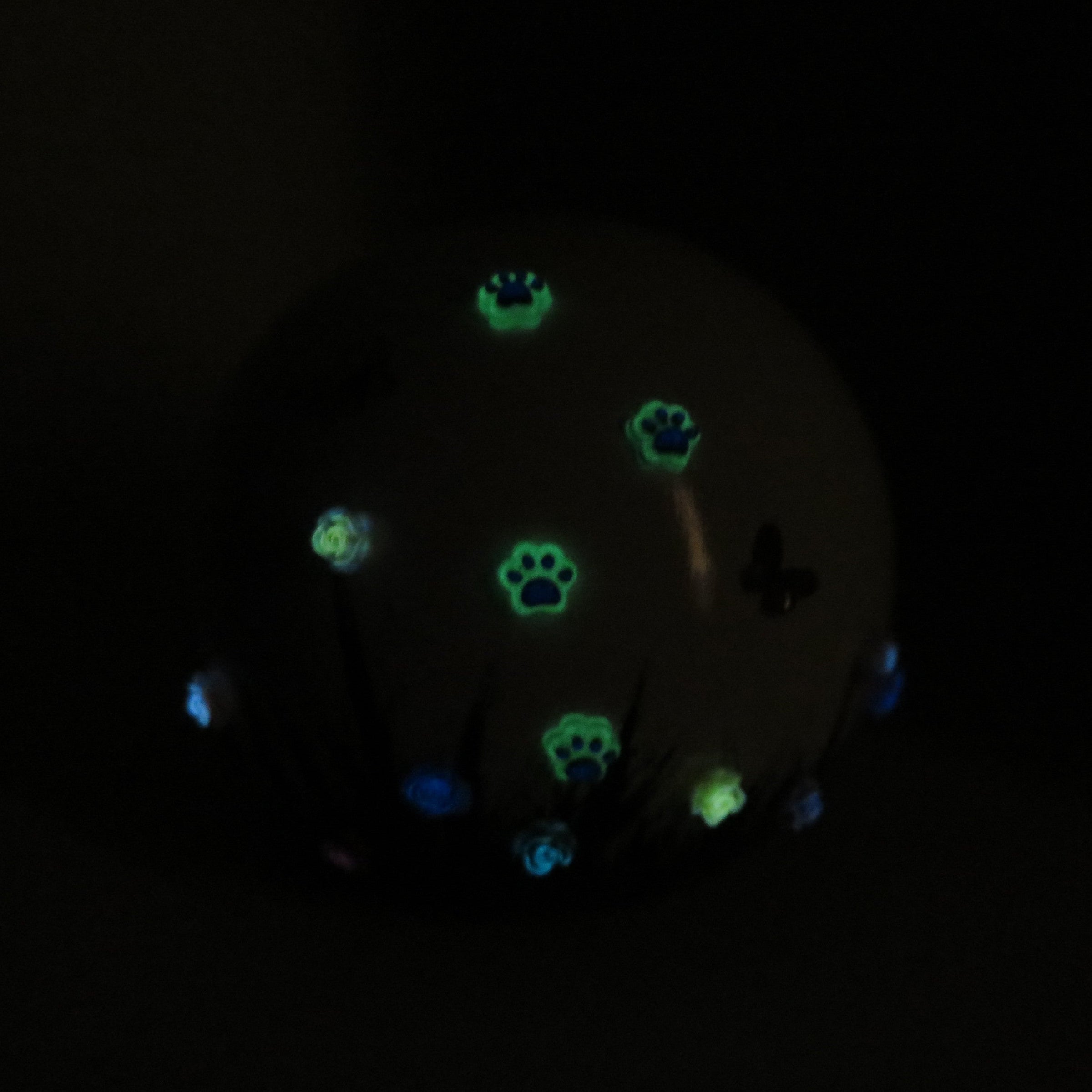 weiße tierurne in kugelform mit 3d applikationen die im dunkeln leuchten