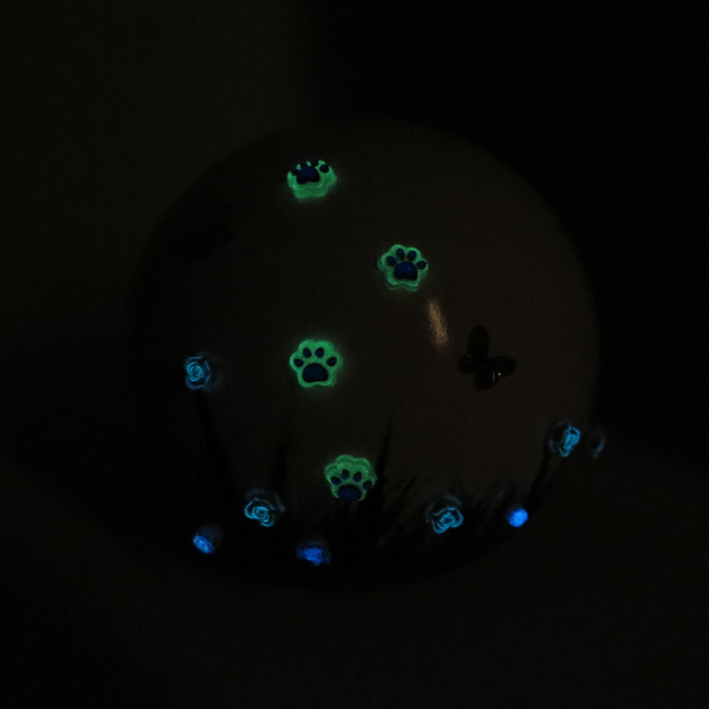 weiße tierurne in kugelform mit 3d applikationen die im dunkeln leuchten