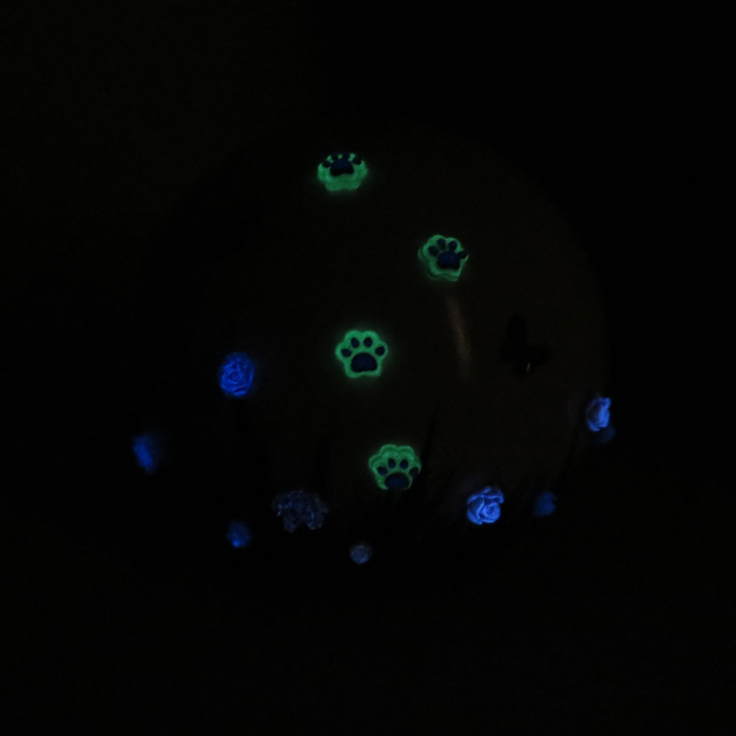 weiße tierurne in kugelform mit 3d applikationen die im dunkeln leuchten
