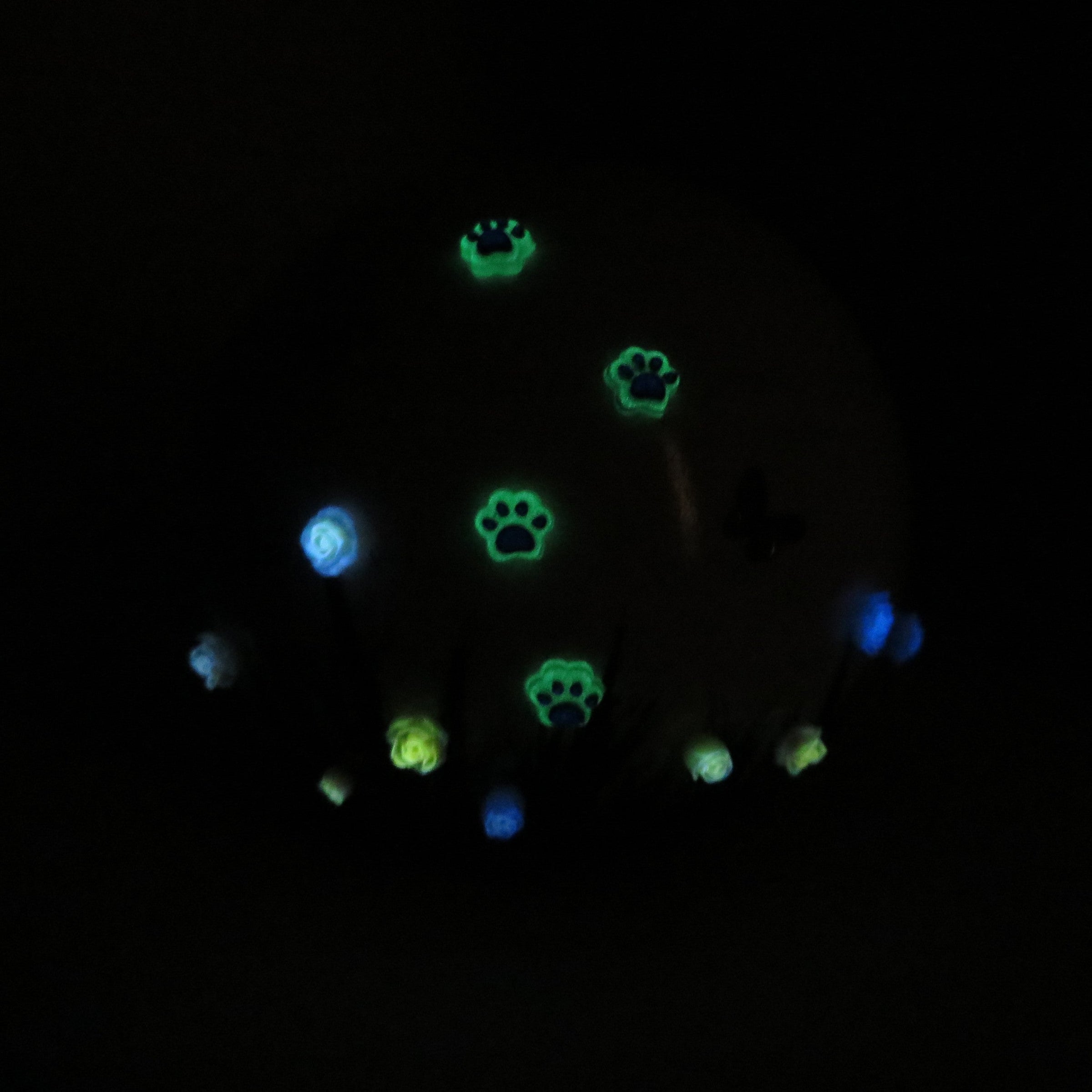 weiße tierurne in kugelform mit 3d applikationen die im dunkeln leuchten